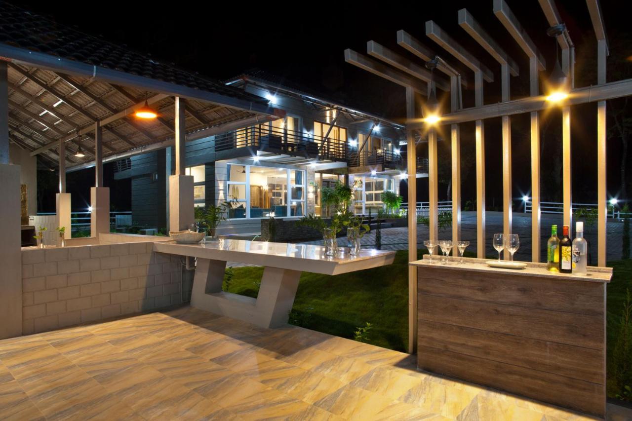 Coffee & Mist Luxury Villa- Comp Breakfast, Pool, Lounge, And Coffee Estate By Stayvista Madikeri Eksteriør billede